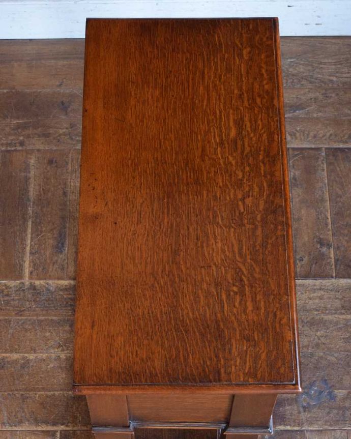 アンティークのテーブル アンティーク家具 玄関で使える英国のアンティーク家具、引出し付きのホールテーブル。天板はテーブル代わりに使えます上から天板を見ると、こんな感じでキレイに仕上げました。(q-1223-f)