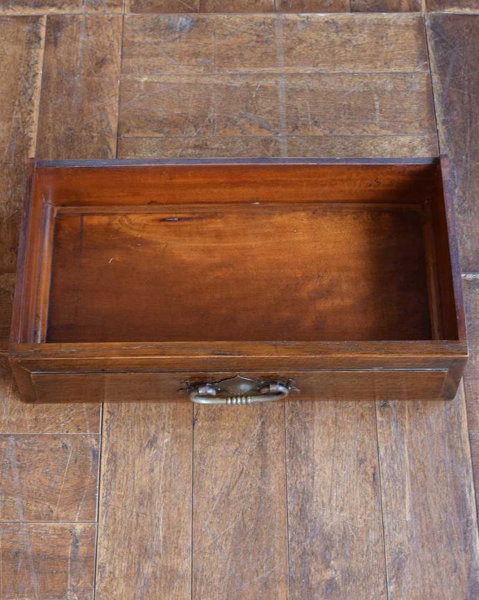 アンティークのテーブル アンティーク家具 玄関で使える英国のアンティーク家具、引出し付きのホールテーブル。引き出しの中もキレイですちょっとした引き出しはとっても便利に使えます。(q-1223-f)