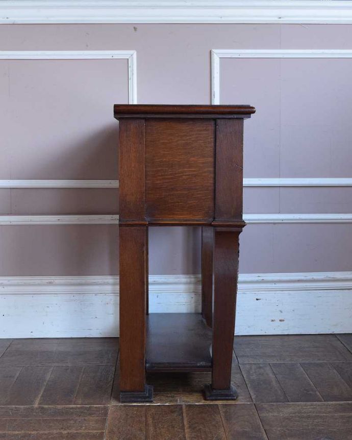 アンティークのテーブル アンティーク家具 玄関で使える英国のアンティーク家具、引出し付きのホールテーブル。横から見ても素敵ですもちろん横から見られることも考えて、しっかり修復してあります。(q-1223-f)