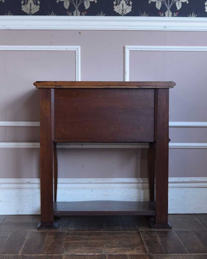 アンティークのテーブル アンティーク家具 玄関で使える英国のアンティーク家具、引出し付きのホールテーブル。しっかり修復しましたアンティークは新品ではないので、もちろん経年変化によるキズはありますが、Handleでは専門の職人がしっかり修復したものだけをお送りしているので後ろ姿もキレイです。(q-1223-f)