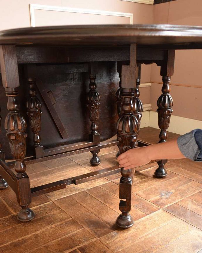 アンティークのテーブル　アンティーク家具　英国のスタイルのアンティーク家具、ゲートレッグテーブル（伸張式テーブル）。脚を引き出すだけであっという間ゲートのような形をした脚のテーブル。(q-1225-f)