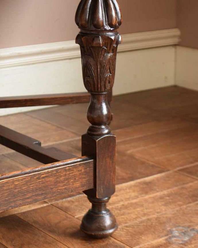 アンティークのテーブル　アンティーク家具　英国のスタイルのアンティーク家具、ゲートレッグテーブル（伸張式テーブル）。持ち上げなくても移動できます！Handleのアンティークは、脚の裏にフェルトキーパーをお付けしていますので、持ち上げなくても床を滑らせて移動させることが出来ます。(q-1225-f)