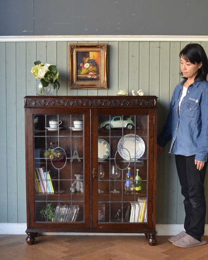 アンティークのキャビネット　アンティーク家具　ステンドグラスをはめ込んだブックケース（本棚）、アンティーク英国家具。ステンドグラスの扉が美しいキャビネット扉がステンドグラスになっているから、キャビネットとステンドグラスの両方を一気に手に入れることが出来ちゃうんです。(q-1226-f)