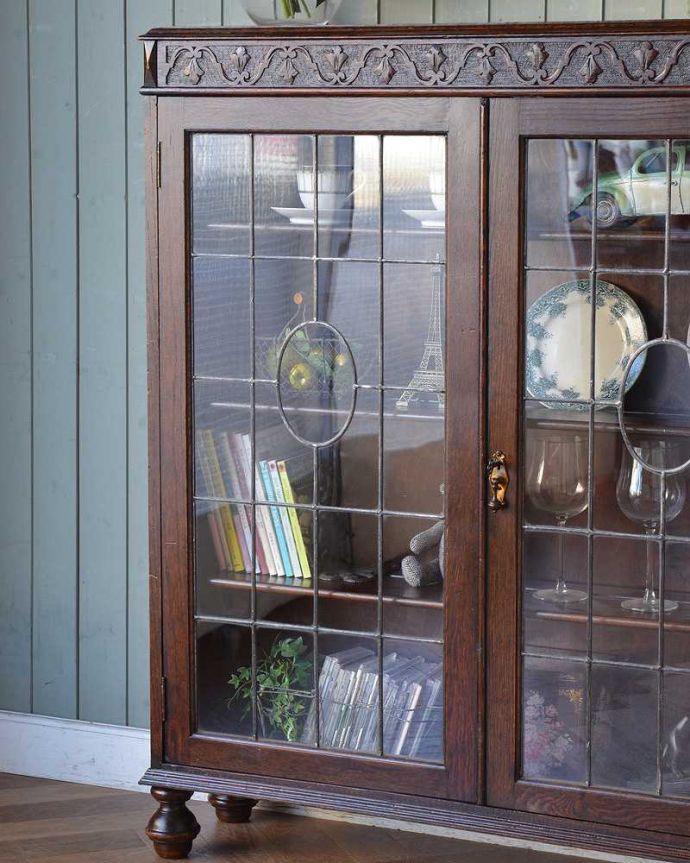 アンティークのキャビネット　アンティーク家具　ステンドグラスをはめ込んだブックケース（本棚）、アンティーク英国家具。まずはステンドグラスの模様を楽しみましょう現代のように機械が発達していない時代に作られたステンドグラス。(q-1226-f)