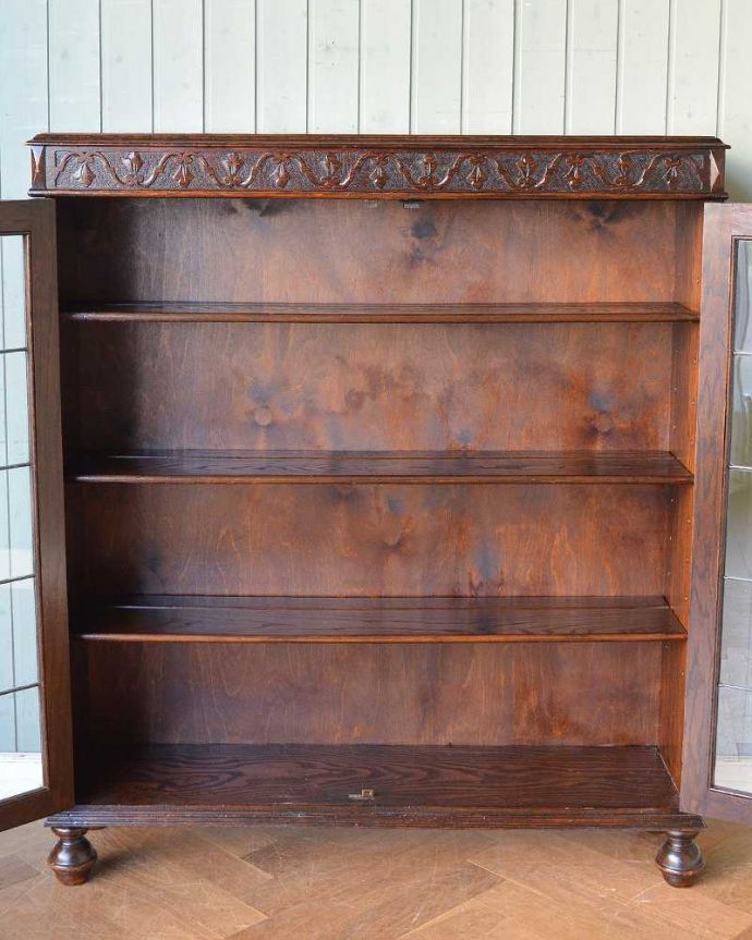 アンティークのキャビネット　アンティーク家具　ステンドグラスをはめ込んだブックケース（本棚）、アンティーク英国家具。扉を開けた内側はこんな感じですキャビネットの中も職人がキレイに修復して仕上げたのでキレイです。(q-1226-f)