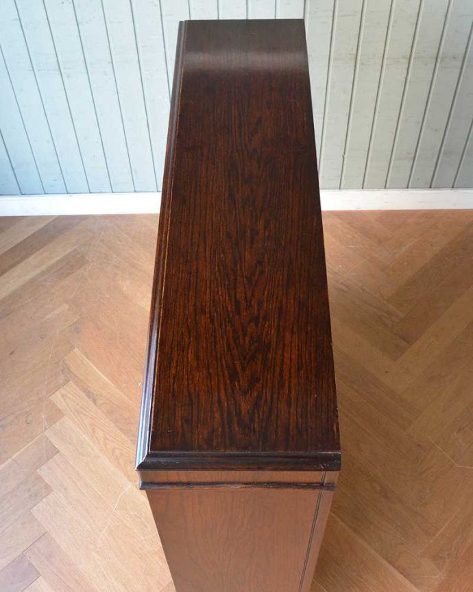 アンティークのキャビネット　アンティーク家具　ステンドグラスをはめ込んだブックケース（本棚）、アンティーク英国家具。天板部分もキレイに仕上げました。(q-1226-f)