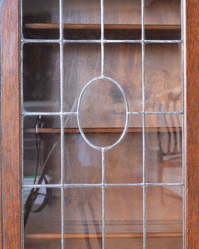 アンティークのキャビネット　アンティーク家具　ステンドグラスをはめ込んだブックケース（本棚）、アンティーク英国家具。アンティークのガラスの美しさガラスも古いアンティークのステンドグラスは独特の雰囲気が魅力。(q-1226-f)