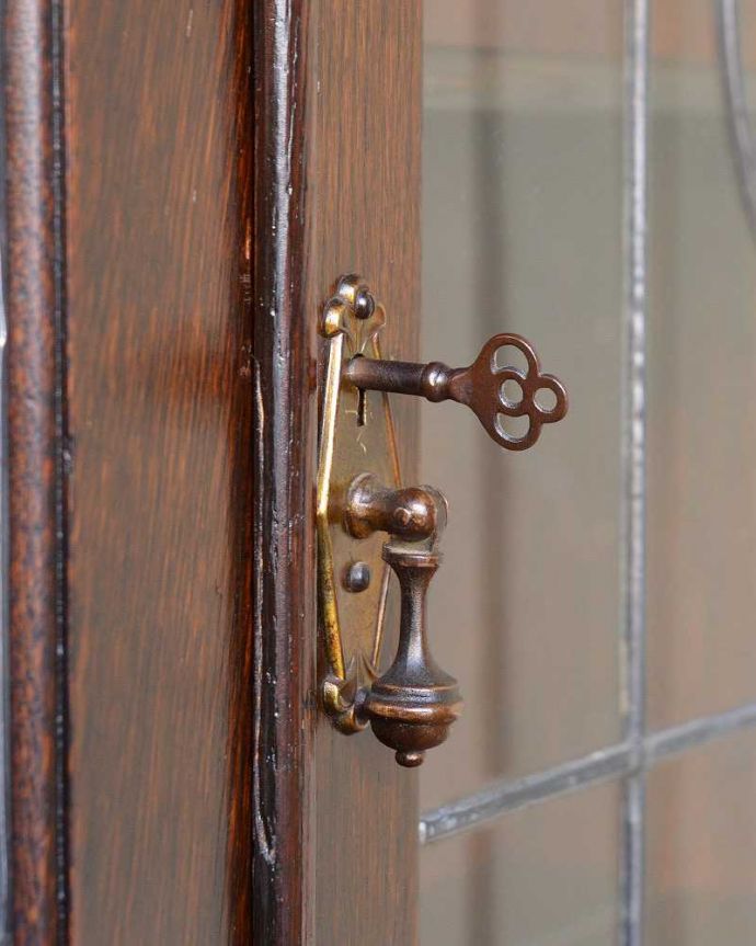 アンティークのキャビネット　アンティーク家具　ステンドグラスをはめ込んだブックケース（本棚）、アンティーク英国家具。扉を開ける度にワクワク取っ手もアンティークらしいデザイン。(q-1226-f)