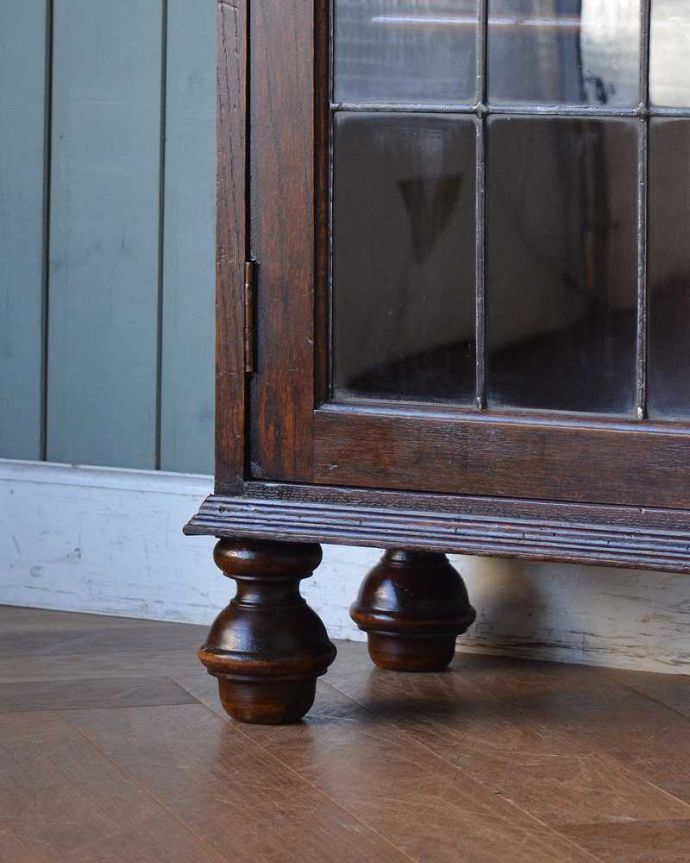 アンティークのキャビネット　アンティーク家具　ステンドグラスをはめ込んだブックケース（本棚）、アンティーク英国家具。女性１人でもラクに運べちゃうヒミツHandleのアンティークは、脚の裏にフェルトキーパーをお付けしているので、床を滑らせれば女性でも移動がカンタンに出来ます！ご安心下さい。(q-1226-f)