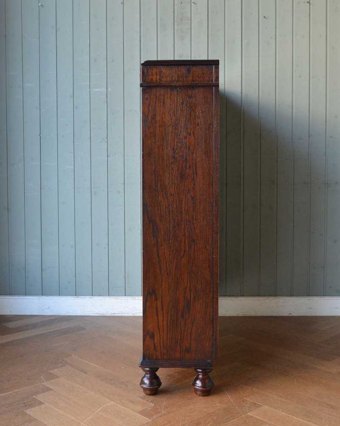 アンティークのキャビネット　アンティーク家具　ステンドグラスをはめ込んだブックケース（本棚）、アンティーク英国家具。横から見てもステキもちろん横もキレイに修復していますので、横顔だって美しいんです。(q-1226-f)