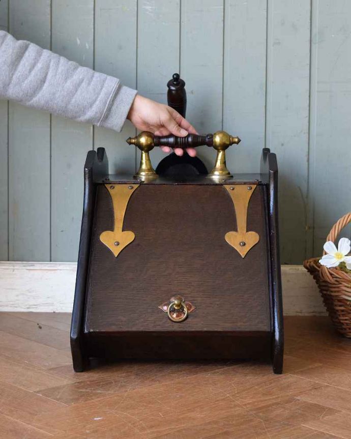 めずらしい家具　アンティーク家具　オーク材で作られた高級感あるコッパー、スコップ付きのコールボックス(炭入れ)。もともと炭入れとして使用されていたコールボックス。(q-1227-f)