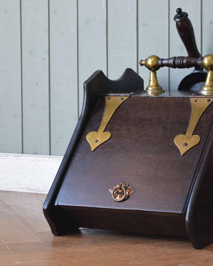 めずらしい家具　アンティーク家具　オーク材で作られた高級感あるコッパー、スコップ付きのコールボックス(炭入れ)。小さくても目をひく美しさです。(q-1227-f)