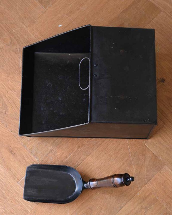 めずらしい家具　アンティーク家具　オーク材で作られた高級感あるコッパー、スコップ付きのコールボックス(炭入れ)。中のボックスは取り出しできます。(q-1227-f)