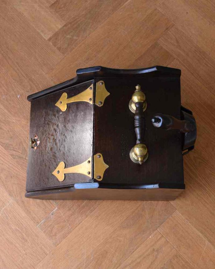 めずらしい家具　アンティーク家具　オーク材で作られた高級感あるコッパー、スコップ付きのコールボックス(炭入れ)。上から見るとこんな感じ修復の際、塗装もキレイに仕上げました。(q-1227-f)