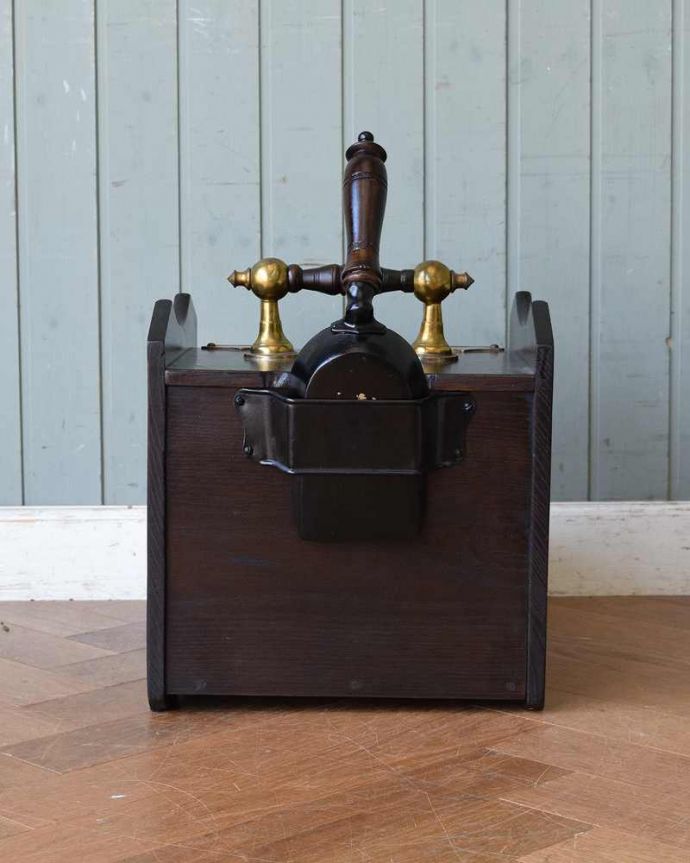 めずらしい家具　アンティーク家具　オーク材で作られた高級感あるコッパー、スコップ付きのコールボックス(炭入れ)。後ろ姿もキレイなんです。(q-1227-f)