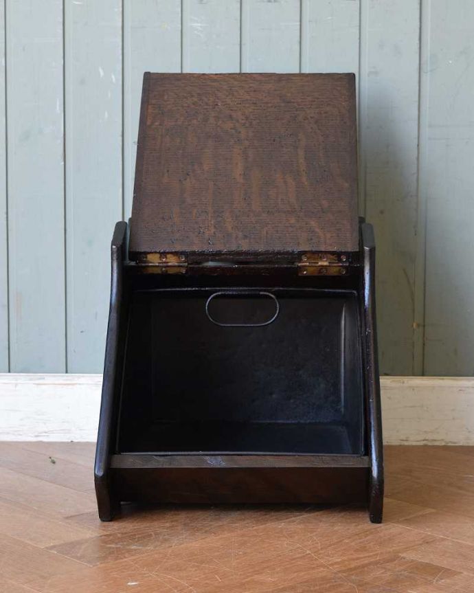 めずらしい家具　アンティーク家具　オーク材で作られた高級感あるコッパー、スコップ付きのコールボックス(炭入れ)。ふたを開けて中を見てみると…職人がキレイに修復したので、中もキレイです。(q-1227-f)