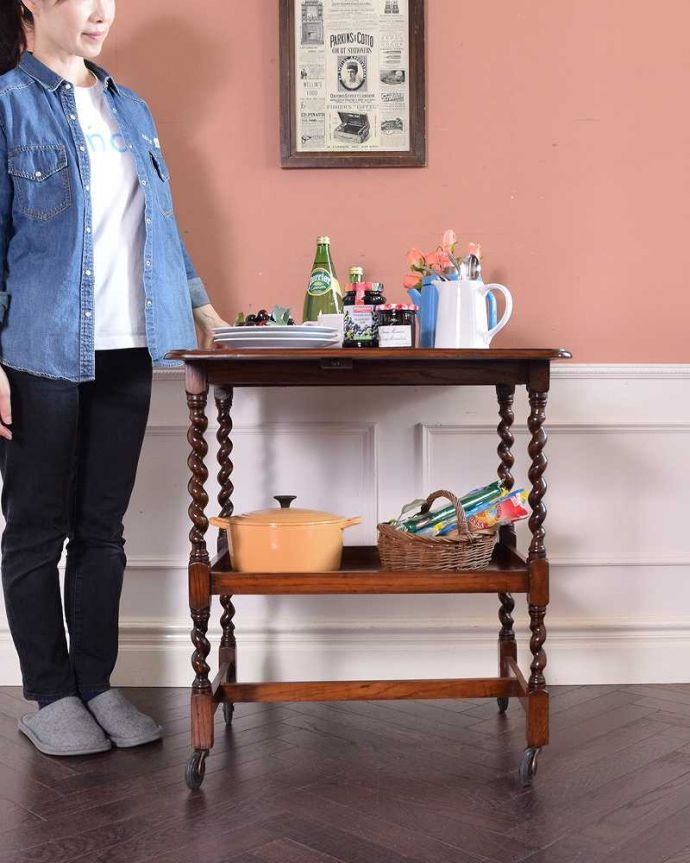 アンティークのワゴン・トローリー　アンティーク家具　ツイスト脚が美しい、英国の便利なアンティーク家具、２段タイプのワゴン（トロリー）。天板が大きくなっちゃう便利なトローリードロップリーフタイプになっているアンティークのトローリー。(q-1228-f)