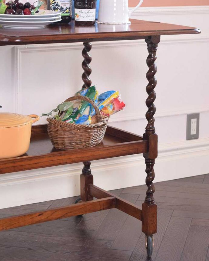 アンティークのワゴン・トローリー　アンティーク家具　ツイスト脚が美しい、英国の便利なアンティーク家具、２段タイプのワゴン（トロリー）。アンティークのワゴンは使い方が自由自在簡単に移動が出来るワゴン。(q-1228-f)