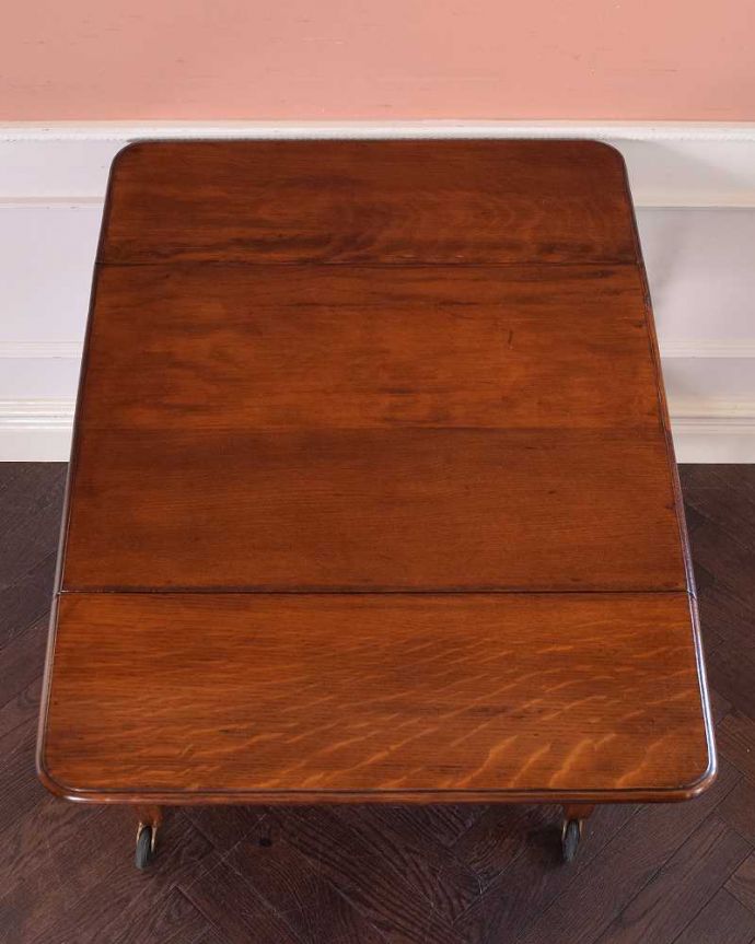 アンティークのワゴン・トローリー　アンティーク家具　ツイスト脚が美しい、英国の便利なアンティーク家具、２段タイプのワゴン（トロリー）。広げればテーブル代わりになっちゃう広い天板まるでワゴンの上にドロップリーフテーブルが付いているようなデザイン。(q-1228-f)