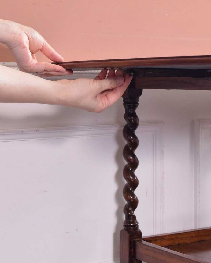 アンティークのワゴン・トローリー　アンティーク家具　ツイスト脚が美しい、英国の便利なアンティーク家具、２段タイプのワゴン（トロリー）。あっという間に大きくなります天板を持ち上げて下にあるバーを引っぱりだせば、あっという間に大きな作業台に。(q-1228-f)