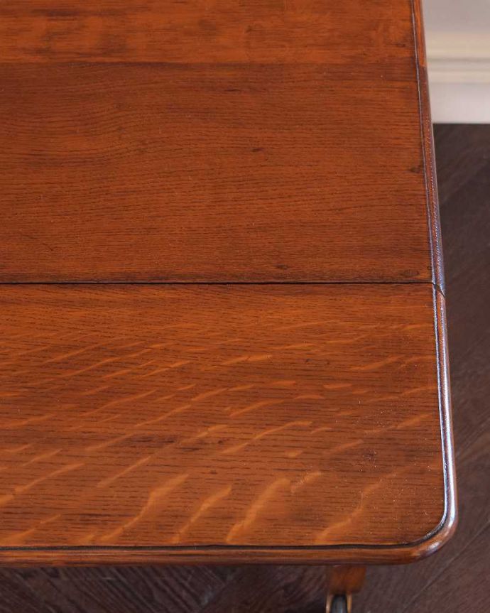 アンティークのワゴン・トローリー　アンティーク家具　ツイスト脚が美しい、英国の便利なアンティーク家具、２段タイプのワゴン（トロリー）。近づいてみると･･･修復にもいろんな方法がありますが、Handleでは塗装にこだわって古い塗装を剥離して再塗装していますのでピカピカです。(q-1228-f)