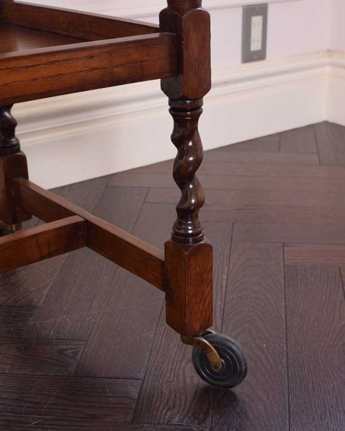 アンティークのワゴン・トローリー　アンティーク家具　ツイスト脚が美しい、英国の便利なアンティーク家具、２段タイプのワゴン（トロリー）。ちゃんと動きます脚先にはキャスターが。(q-1228-f)