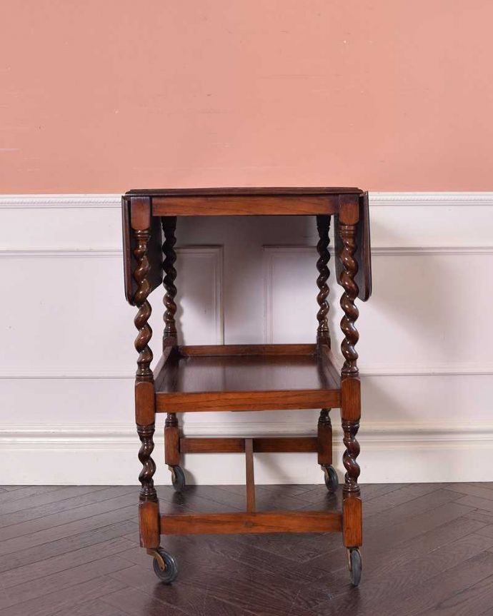アンティークのワゴン・トローリー　アンティーク家具　ツイスト脚が美しい、英国の便利なアンティーク家具、２段タイプのワゴン（トロリー）。キッチンだけじゃもったいない！アンティークのワゴンはデザインもキレイなので、キッチン用として使うだけじゃなく、家具としていろいろ使えます。(q-1228-f)