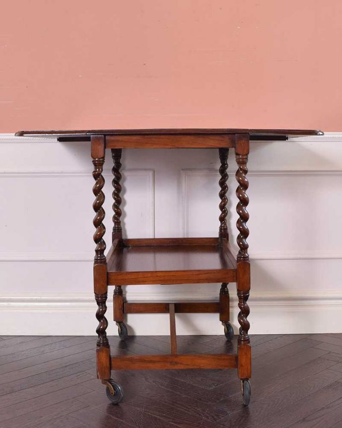 アンティークのワゴン・トローリー　アンティーク家具　ツイスト脚が美しい、英国の便利なアンティーク家具、２段タイプのワゴン（トロリー）。両方開くとリーフを両方開くと、大きなサイズに。(q-1228-f)