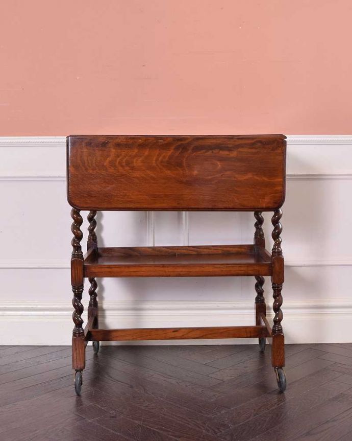 アンティークのワゴン・トローリー　アンティーク家具　ツイスト脚が美しい、英国の便利なアンティーク家具、２段タイプのワゴン（トロリー）。360度、どこから見てもキレイアンティークは新品ではないので、もちろん経年変化によるキズはありますが、専門の職人がキレイにお直しをしているので、どの角度から見てもキレイです。(q-1228-f)