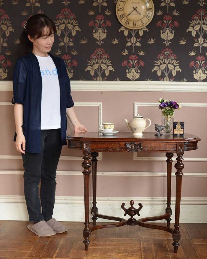 アンティークのテーブル　アンティーク家具　美しい装飾がたっぷり入ったアンティーク家具、玄関で使えるホールテーブル。どんな場所でも便利に使える小さなテーブルそもそも「オケージョナル」とは「便利に使える」と言う意味。(q-1229-f)