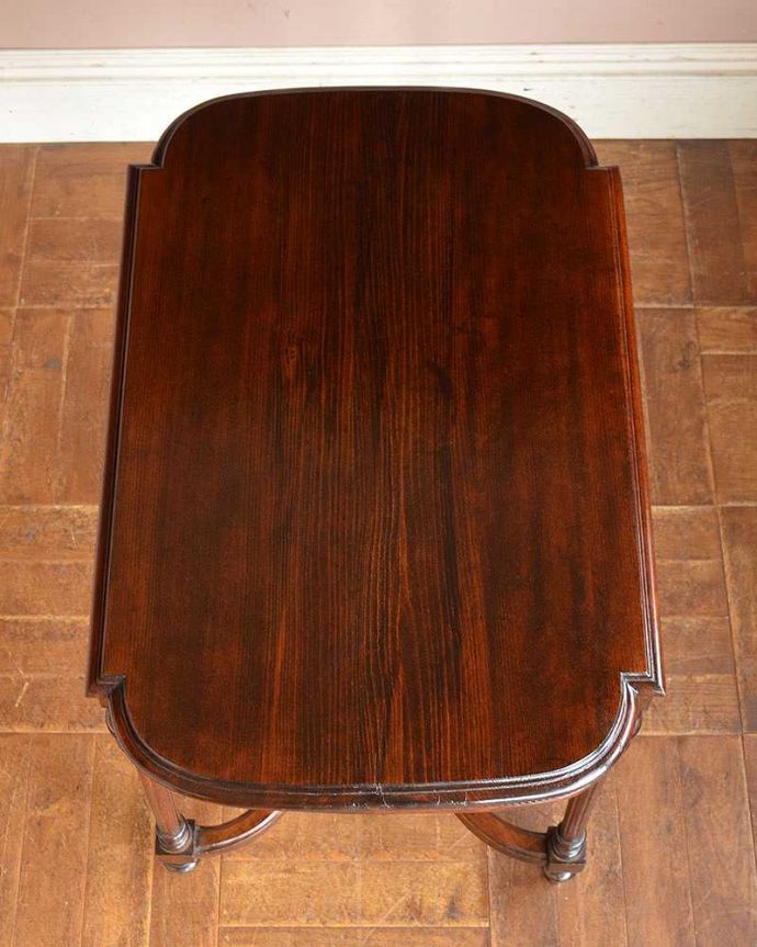 アンティークのテーブル　アンティーク家具　美しい装飾がたっぷり入ったアンティーク家具、玄関で使えるホールテーブル。天板の形を見てみると･･･テーブルの形を上から見ると、こんな感じです。(q-1229-f)