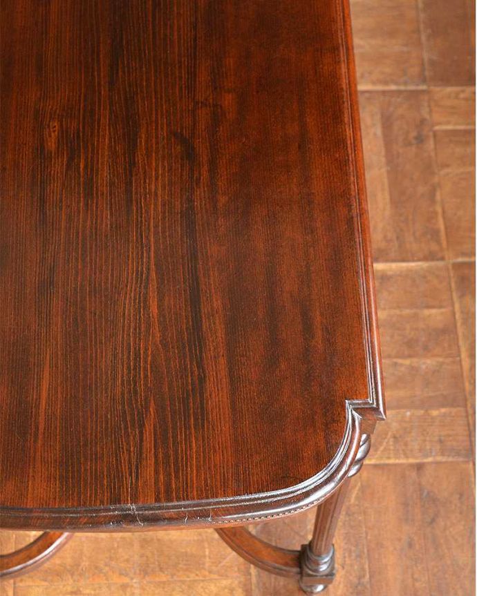 アンティークのテーブル　アンティーク家具　美しい装飾がたっぷり入ったアンティーク家具、玄関で使えるホールテーブル。天板の周りのデザインもステキ天板の周りのカッティングも美しいんです。(q-1229-f)