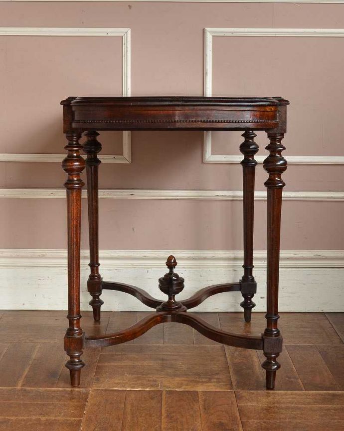 アンティークのテーブル　アンティーク家具　美しい装飾がたっぷり入ったアンティーク家具、玄関で使えるホールテーブル。クルッと回転。(q-1229-f)