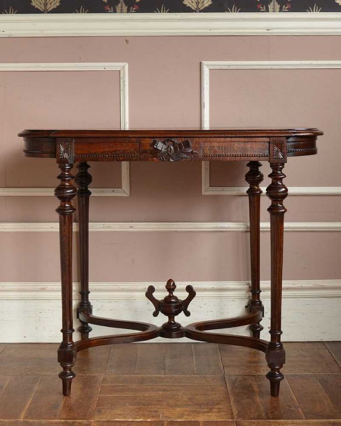 アンティークのテーブル　アンティーク家具　美しい装飾がたっぷり入ったアンティーク家具、玄関で使えるホールテーブル。こちら側も、もちろんキレイです！アンティークは新品ではないので、もちろん経年変化によるキズはありますが、専門の職人がキレイにお直しをしているので、どの角度から見てもキレイです。(q-1229-f)