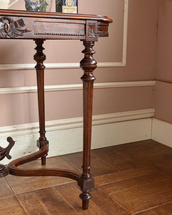 アンティークのテーブル　アンティーク家具　美しい装飾がたっぷり入ったアンティーク家具、玄関で使えるホールテーブル。持ち上げなくても移動できます！Handleのアンティークは、脚の裏にフェルトキーパーをお付けしていますので、床を滑らせてれば移動が簡単です。(q-1229-f)