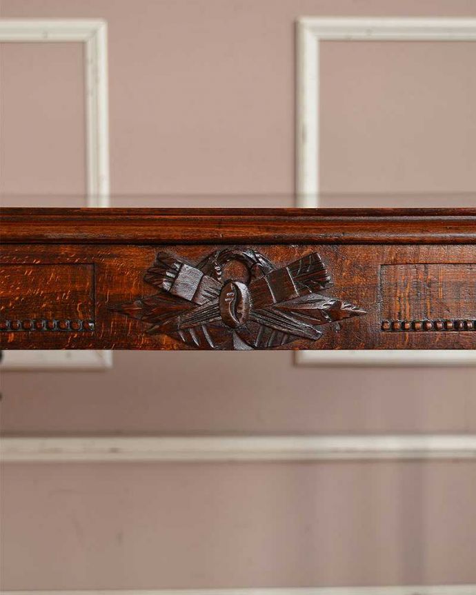 アンティークのテーブル　アンティーク家具　美しい装飾がたっぷり入ったアンティーク家具、玄関で使えるホールテーブル。いろんな場所にこだわり彫のデザインもいろいろです。(q-1229-f)