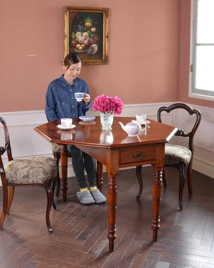 アンティークのテーブル アンティーク家具 マホガニー材の美しいアンティーク家具、自由に大きさを変えられる伸長式のドロップリーフテーブル(バラフライテーブル)。可愛いデザインのバタフライテーブルまるで蝶々が羽を広げるような形で折りたたみが出来るところから名前が付けられた「バタフライ(蝶々)テーブル」。(q-1230-f)