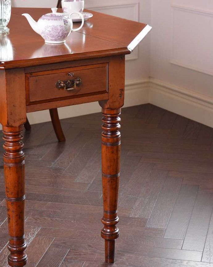 アンティークのテーブル アンティーク家具 マホガニー材の美しいアンティーク家具、自由に大きさを変えられる伸長式のドロップリーフテーブル(バラフライテーブル)。ポコポコっとした可愛らしい脚のデザインアンティークらしい、ぬくもりあるやさしい脚のデザイン。(q-1230-f)