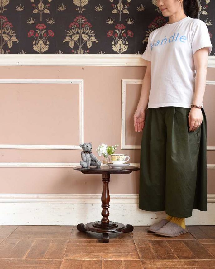 アンティークのテーブル　アンティーク家具　一本脚がお洒落なアンティークの英国コーヒーテーブル。移動もラクラク！どこでも使える小さなテーブル持ち運び便利なワインテーブル。(q-1231-f)