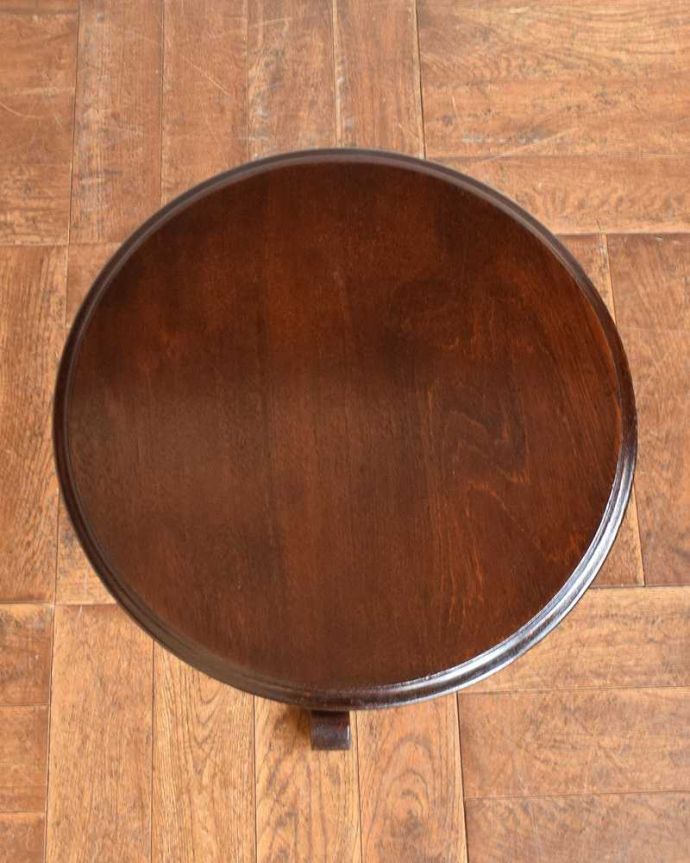 アンティークのテーブル　アンティーク家具　一本脚がお洒落なアンティークの英国コーヒーテーブル。天板を上から見ると･･･天板はこんな感じで、ちょっとしたものを乗せて使うのに便利なサイズです。(q-1231-f)