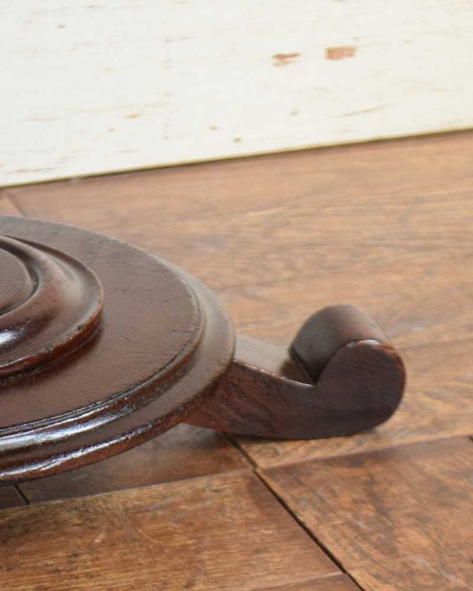 アンティークのテーブル　アンティーク家具　一本脚がお洒落なアンティークの英国コーヒーテーブル。Handleの家具の脚の裏には･･･Handleのアンティーク家具は、床にキズが付かないよう脚の裏にフェルトキーパーをお付けしています。(q-1231-f)