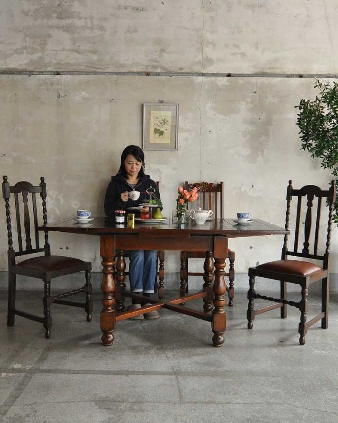 アンティークのテーブル　アンティーク家具　美しい英国のアンティーク家具、３ＷＡＹでサイズが変えられるドローリーフテーブル（伸張式テーブル）。3通りの大きさで使える便利なテーブルドローリーフと言う天板を引っ張り出せばあっという間に大きく使えるドローリーフテーブル。(q-1232-f)