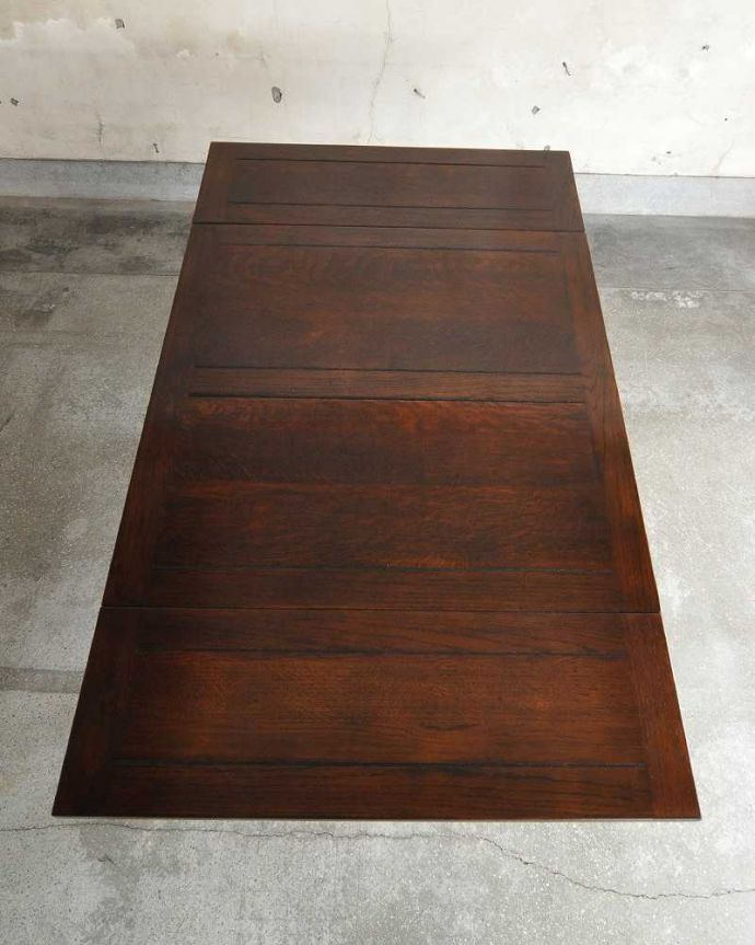 アンティークのテーブル　アンティーク家具　美しい英国のアンティーク家具、３ＷＡＹでサイズが変えられるドローリーフテーブル（伸張式テーブル）。やっぱりテーブルは天板が重要全部開いた状態で天板を上から見てみるとこんな感じです。(q-1232-f)