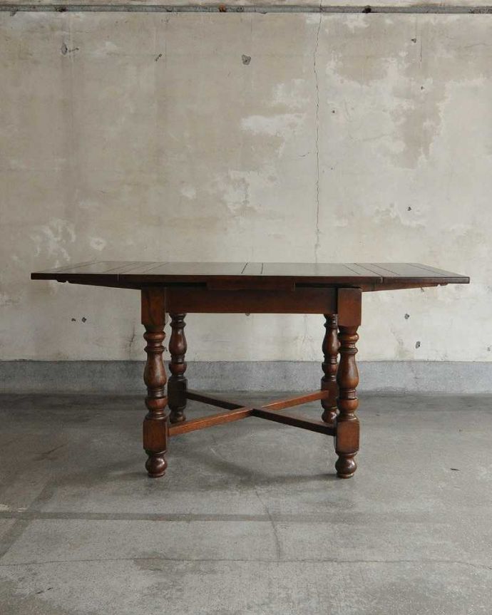 アンティークのテーブル　アンティーク家具　美しい英国のアンティーク家具、３ＷＡＹでサイズが変えられるドローリーフテーブル（伸張式テーブル）。両方開くと大きなサイズ！家族が増えた時やみんなが集まった時、両方のリーフを開けば大きなサイズに。(q-1232-f)