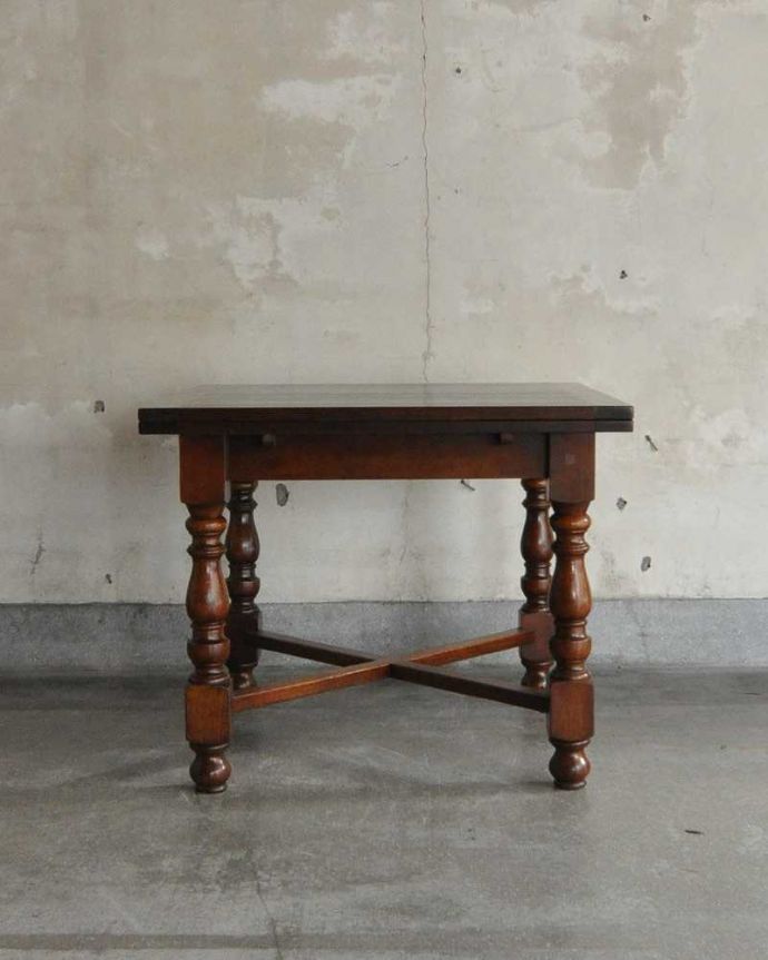 アンティークのテーブル　アンティーク家具　美しい英国のアンティーク家具、３ＷＡＹでサイズが変えられるドローリーフテーブル（伸張式テーブル）。こちら側から見てみると･･･アンティークは新品ではないので、もちろん経年変化によるキズはありますが、専門の職人がキレイに修復しました。(q-1232-f)