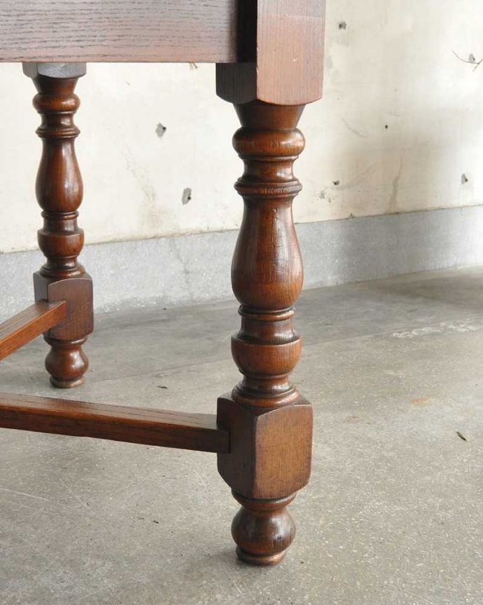 アンティークのテーブル　アンティーク家具　美しい英国のアンティーク家具、３ＷＡＹでサイズが変えられるドローリーフテーブル（伸張式テーブル）。持ち上げなくても移動できます！Handleのアンティークは、脚の裏にフェルトキーパーをお付けしていますので、持ち上げなくても床を滑らせて移動させることが出来ます。(q-1232-f)