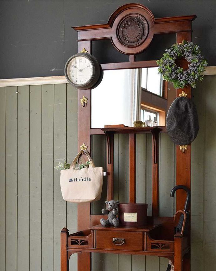 アンティークの玄関収納　アンティーク家具　英国スタイルのクラシックなアンティーク家具、高級感あふれるホールスタンド。玄関を華やかにしてくれる英国らしい家具お家に来た方が必ず訪れる場所が玄関。(q-1233-f)