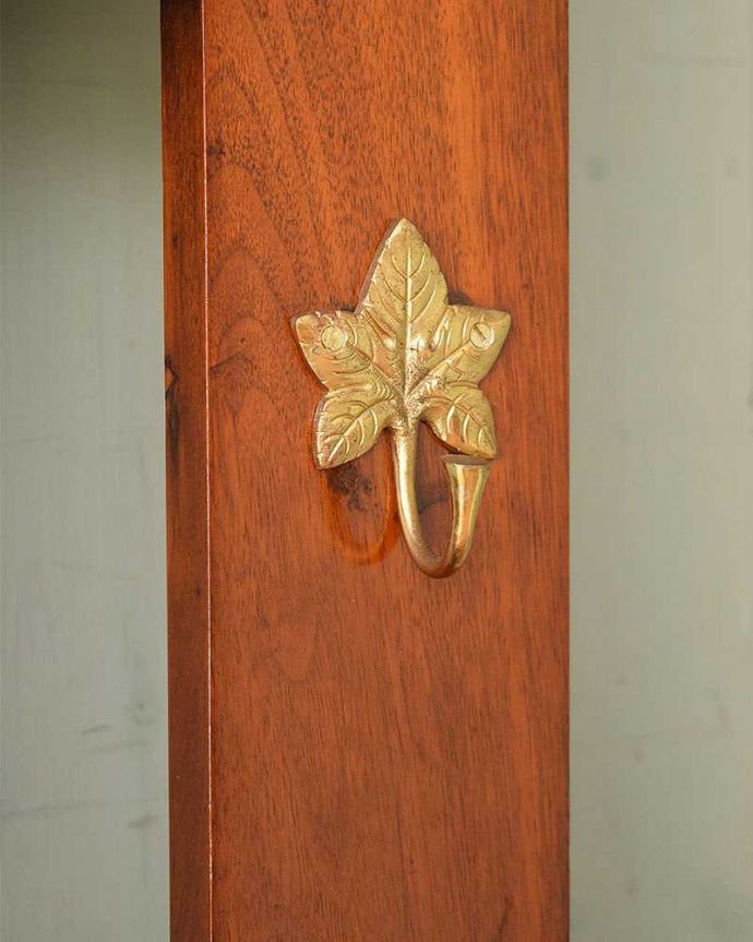 アンティークの玄関収納　アンティーク家具　英国スタイルのクラシックなアンティーク家具、高級感あふれるホールスタンド。いろいろ便利に使える仕掛けどんな風に、何を掛けてもOK。(q-1233-f)