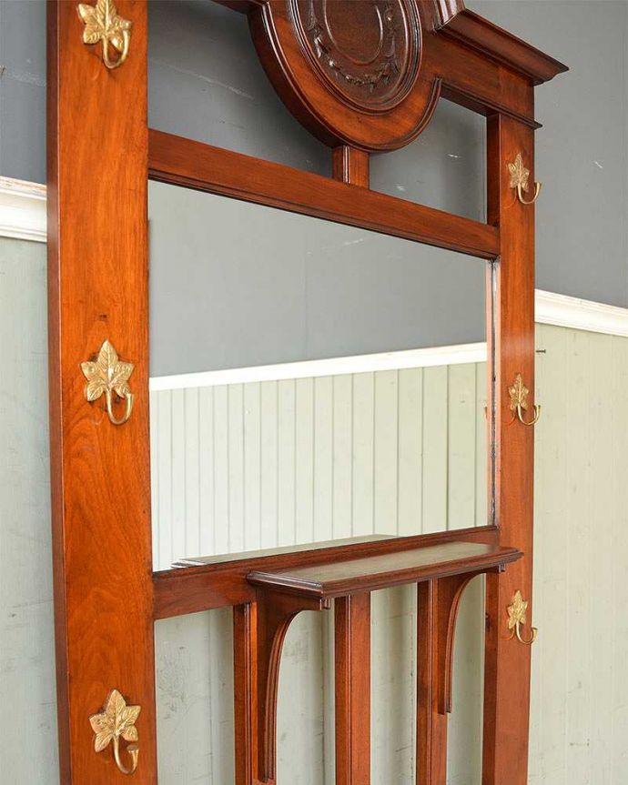 アンティークの玄関収納　アンティーク家具　英国スタイルのクラシックなアンティーク家具、高級感あふれるホールスタンド。お出かけ前にミラーでチェックやっぱり玄関にはミラーが必要！出かける前にサッと身だしなみチェックできるから便利です。(q-1233-f)