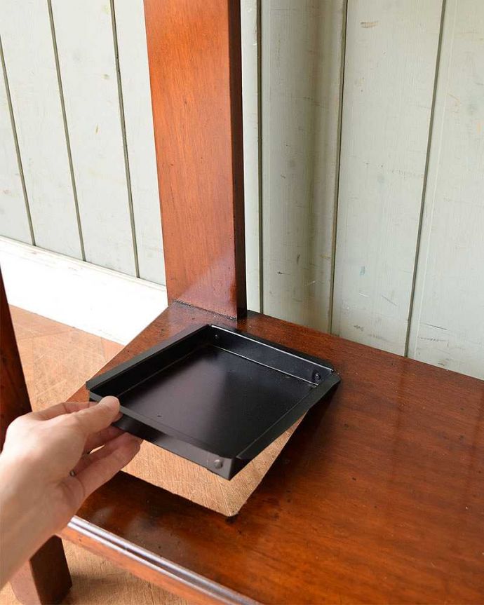 アンティークの玄関収納　アンティーク家具　英国スタイルのクラシックなアンティーク家具、高級感あふれるホールスタンド。濡れたままでも大丈夫雨水が受けれるように、トレイの部分もしっかりお直ししました。(q-1233-f)